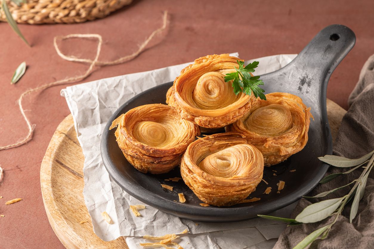 Covilhetes, small puff pastry pies, served in a black clay dish